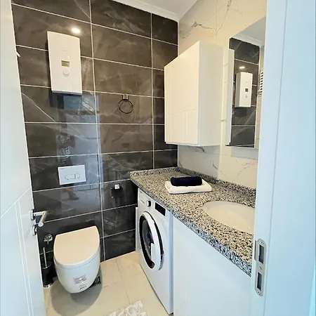 Brand New 1+1, 70 M Sea, Luxury Complex, Large Pool, Tenis, Garage, Gym アパート アランヤ