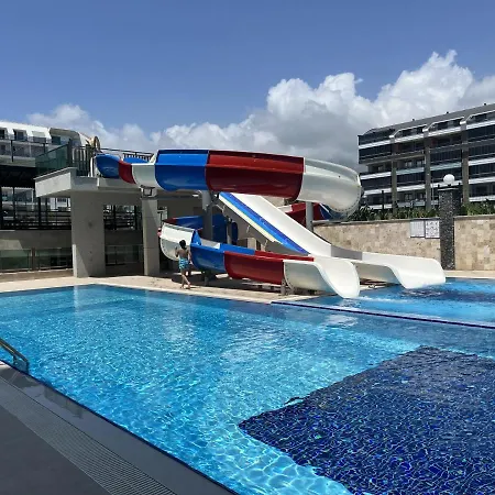 アパート Brand New 1+1, 70 M Sea, Luxury Complex, Large Pool, Tenis, Garage, Gym アランヤ